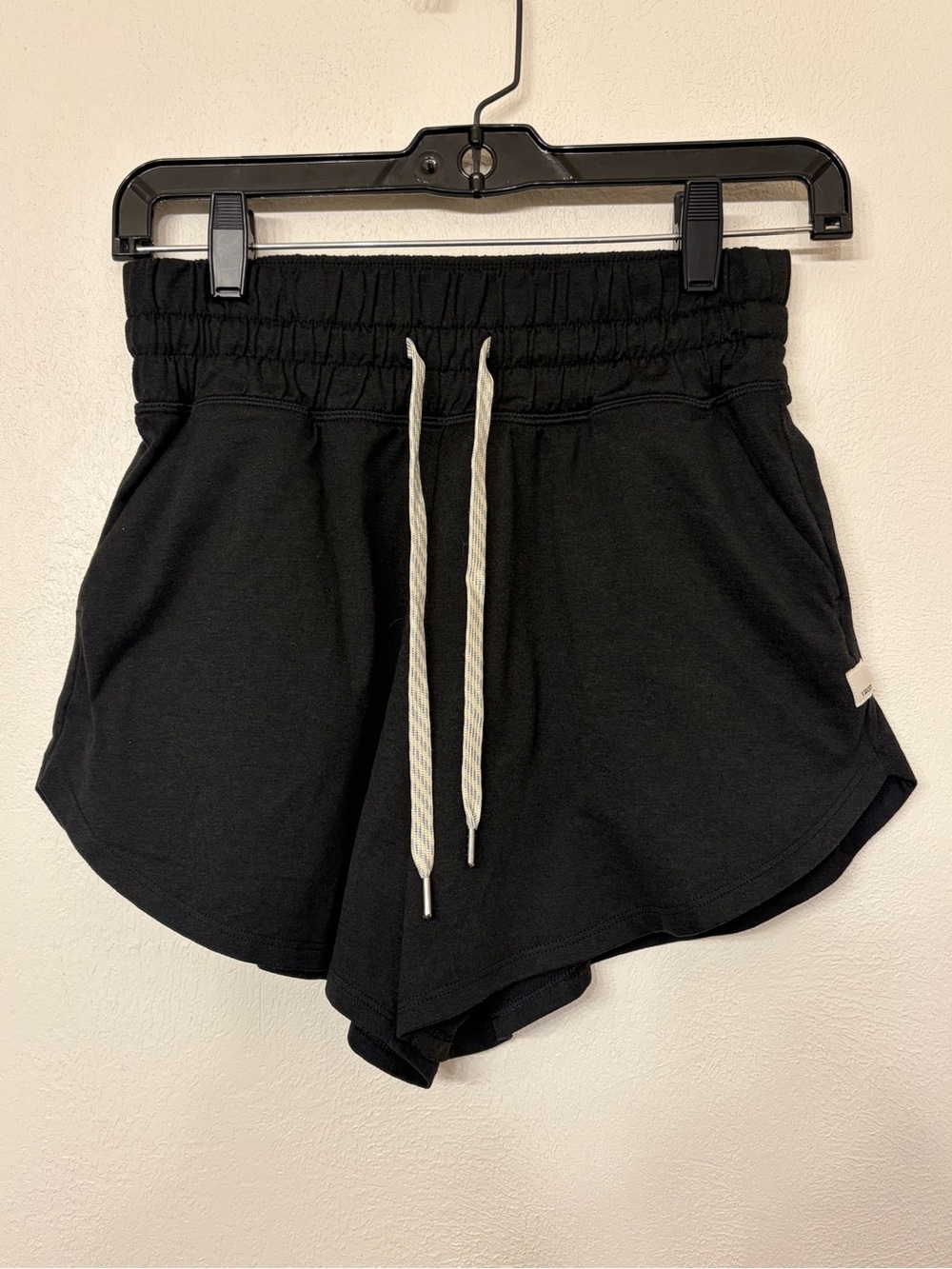Vuori Women's Black Halo Performance Short 2.0 Size Small